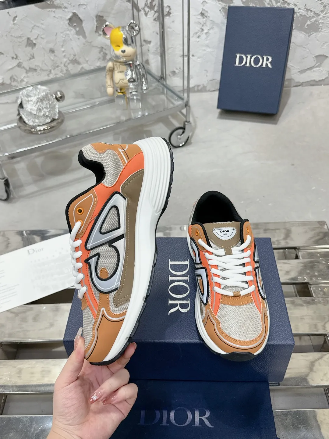 Men's men's shoes 💰600❤️❤️❤️High version Dior Dior's latest color matching B30 series reflective dad sneakers original 17380💰 purchased for development and production Brand new B30 sneakers Dad Shoes style shoes that follow the trend of the retro market The Dior logo on the tongue also indicates that this pair of shoes is the B30 model! B30 uses fine-textured leather and mesh cloth materials to form a shoe body. There are conspicuous letters CD on both sides of the shoe body to indicate identity. Many lines on the shoe body outline details to make the shoes look less monotonous and full of retro flavor. The delivery counter is exquisitely packaged🛍📦 ▪️Fabric: Original customized technical fabric + mesh ▪️Inner lining: Customized breathable lining ▪️Outsole: Original molded IP foam + TPU outsole ▪️Sole thickness: 3.5CM ▪️Size: Women’s size 35-40 / Men’s size 39-46